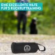 Eine schwarze Trainingstasche für Hunde steht auf einem Kiesweg, mit dem Text 'EINE EXZELLENTE HILFE FÜR'S RÜCKRUFTTRAINING' darüber.
