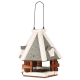 Ein dekorativer Vogelhaus mit einem dreieckigen Dach, das ein grau-weißes Design, eine Holzunterlage und einen Aufhängehaken aufweist.