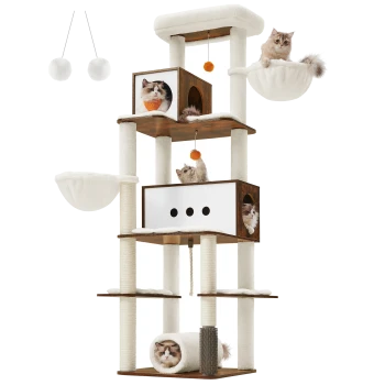 Ein mehrstöckiger Katzenbaum mit gemütlichen Verstecken, Kratzpfosten und hängenden Spielzeugen, mit verspielten Katzen, die die verschiedenen Ebenen erkunden.
