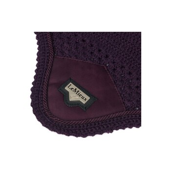 Eine Nahaufnahme einer lila Haustierdecke mit einem strukturierten Häkelmuster und einem schwarzen Lederetikett mit dem Markennamen "LeMieux."