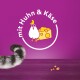 Logo mit einem Cartoon-Hühnchen und Käse auf lila Hintergrund mit dem Text 'mit Huhn & Käse', mit einem Katzenschwanz im Vordergrund.
