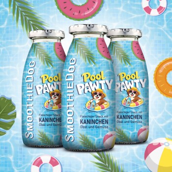 Drei „Pool Pawty“ SmoothieDog-Flaschen mit einem Comic-Hund auf einem Schwimmring vor Pool-Hintergrund; sichtbarer Text „SmoothieDog“ und „KANINCHEN“.