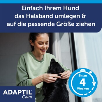 Frau legt einem schwarzen Hund ein Halsband an; sichtbare Texte: 'ADAPTIL Calm', 'Bis zu 4 Wochen' und deutsche Anlegeanleitung.