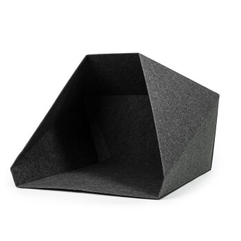 Graues Filzhaustierhaus mit einem einzigartigen geometrischen Design, mit einer offenen Vorderseite und einem geräumigen Innenraum für Haustiere zum Ausruhen.
