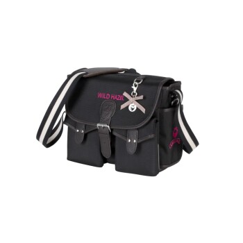 Schwarze Haustiertragetasche mit "WILD HAZEL" in Pink gestickt, ausgestattet mit einem Schulterriemen und dekorativen Charms.