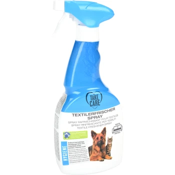 Bouteille de spray désodorisant textile avec un déclencheur bleu, présentant un berger allemand et un chat sur l'étiquette, prétend éliminer les odeurs d'animaux.