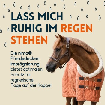 Ein braunes Pferd mit einer orangefarbenen wasserdichten Decke mit einem weißen Kragen, begleitet von einem Text, der nimo® Pferdedecken für regnerische Tage bewirbt.