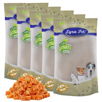 Fünf Säcke Lyra Pet Nature Power Tierfutter aufgereiht, mit einem Haufen orangefarbener, gewürfelter Leckereien davor.