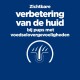 Tekst op een blauwe achtergrond: 'Zichtbare verbetering van de huid bij pups met voedselovergevoeligheden,' met een grafiek van een huid en haarfollikel.