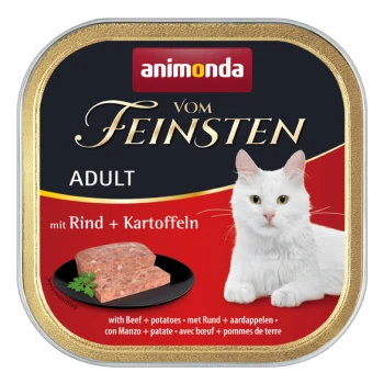 Kattenvoerblik met rundvlees en aardappelen, met een witte kat aan de rechterkant en een portie voer op een zwart bord.