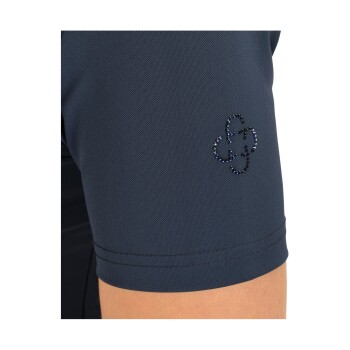 Nahaufnahme eines marineblauen Hemdsärmel mit einem funkelnden Logodesign auf der Schulter.