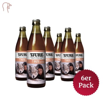 Sechs Flaschen TJURE Haustierfutter, mit einem Etikett mit einem Wolfbild und dem Text "PUTE mit Reis," als 6er Pack gekennzeichnet.