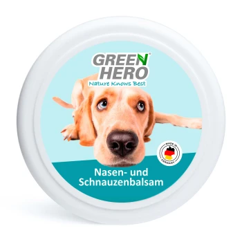 Behälter von Green Hero Nasen- und Schnauzenbalsam mit einem hellblauen Hintergrund, der einen Pfotenabdruck und ein Etikett mit der Aufschrift "Made in Germany" zeigt.