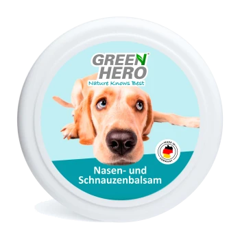 Behälter von Green Hero Nasen- und Schnauzenbalsam mit einem hellblauen Hintergrund, der einen Pfotenabdruck und ein Etikett mit der Aufschrift "Made in Germany" zeigt.