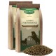 Zwei Lyra Horse 'Ultimate Performance'-Futterbeutel mit Pferdesilhouetten und einem Haufen brauner Pellets vorne.