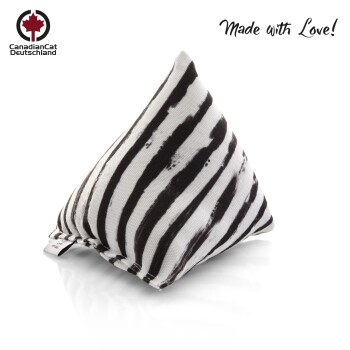 Ein dreieckiges Katzenspielzeug mit schwarz-weißen Streifen, beschriftet mit "Made with Love!" und mit dem Logo von CanadianCat Deutschland.