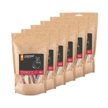 Sechs Kraftbeutel LIEBESGUT Kaninchenohr-Snacks (mit Fell), schwarzes Etikett mit Kaninchen-Skizze und „Snack für Hunde & Katzen“.