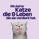 Eine verspielte graue Katze, die ihre Zunge auf einem helllila Hintergrund herausstreckt, mit dem Text: 'Gib deiner Katze die 9 Leben, die sie verdient hat.'