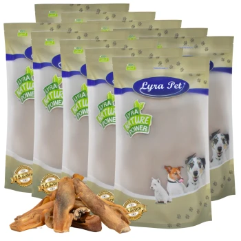 Eine Anzeige mehrerer Lyra Pet Produktbeutel mit der Marke "Lyra Natural Power", mit Hundeleckereien davor.