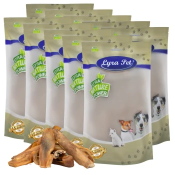 Eine Anzeige mehrerer Lyra Pet Produktbeutel mit der Marke "Lyra Natural Power", mit Hundeleckereien davor.
