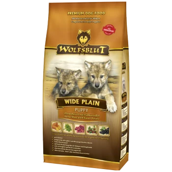 Premium-Hundefuttertüte mit zwei Wolfwelpen, beschriftet mit "WOLFSBLUT WIDE PLAIN PUPPY", mit Zutaten wie Pferdefleisch und Süßkartoffel.