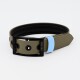 Ein stilvolles Hundehalsband in Olivgrün mit einer schwarzen Schnalle und einem hellblauen Akzentband, mit dem Text "THE DOG IDEA."