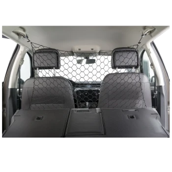 Een zwart huisdierafschermnet is geïnstalleerd tussen de voor- en achterstoelen van een auto, waardoor huisdieren worden verhinderd om toegang te krijgen tot de voorkant.