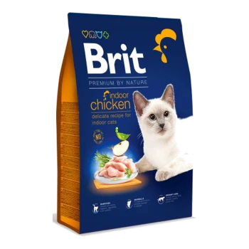 Eine Tüte Brit Indoor Chicken Katzenfutter mit einer weißen Katze neben einem Teller mit rohem Hähnchen. Der Text hebt "zarte Rezeptur für Wohnungskatzen" hervor.