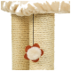 Gros plan sur un arbre à chat avec deux poteaux en sisal et un sommet en peluche, avec un jouet en forme de fleur suspendu.