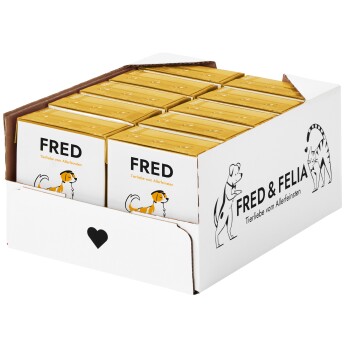 Eine Ausstellungsbox mit mehreren Paketen Haustierfutter, beschriftet 'FRED' und 'FRED & FELIA', mit Illustrationen eines Hundes und einer Katze.