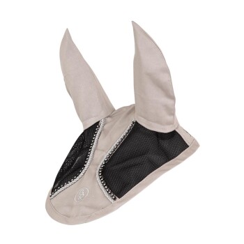 Helle beige Fliegenmaske für Pferde mit großen spitzen Ohren und schwarzen Netzpaneelen, entworfen zum Schutz vor Insekten.