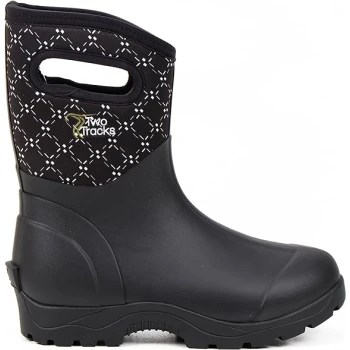 Schwarze wasserdichte Haustierstiefel mit einem gemusterten Obermaterial, mit einem Logo, das "Two Tracks" liest, und seitlichen Griffen für einfaches Anziehen.
