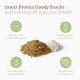 Insect Protein Goody Snacks: Haufen getrockneter Mehlwürmer und Reis, Text "leicht verdaulich & gut zur Umwelt" und Symbole.