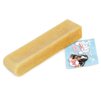 Ein langer, rechteckiger Kauknochen für Hunde, hergestellt aus Yakmilch, neben einer bunten Verpackungskarte mit einem Hund und dem Text 'Yakky 100% Natürlich.'