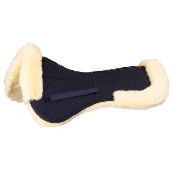 Ein marineblaues, gestepptes Sattelpad mit einer weichen, cremefarbenen Fleece-Fütterung und einem Klettverschluss für eine sichere Befestigung.