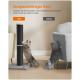 Zwei Katzen, die an einem Sisal-Kratzbaum neben einem weichen Sofa kratzen, mit Text, der die Vorteile des Produkts auf Deutsch bewirbt.