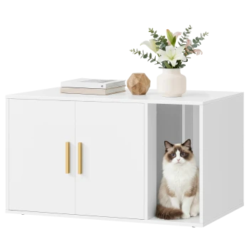 Weißer moderner Aufbewahrungsschrank mit goldenen Griffen, Büchern und einer Vase oben, und eine weiß-braune flauschige Katze in einer offenen Nische.