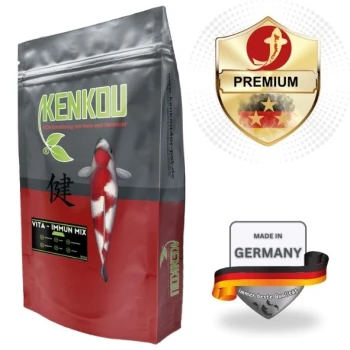 Eine Tüte KENKOU Vita-Immune Mix Fischfutter mit einem Koi-Fisch-Grafik, einem "Premium"-Abzeichen und einem "Hergestellt in Deutschland"-Etikett.