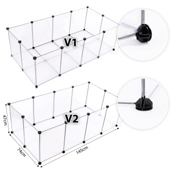 Transparente Haustierunterkunft mit zwei Versionen, beschriftet V1 und V2, Abmessungen 74cm x 145cm x 47cm, mit schwarzen Verbindern.