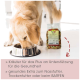 Die Pfote eines Golden Retrievers ist in der Nähe einer Edelstahlschüssel und einer Tüte "Fit-BARF VitalMix" Haustierfutter, das Kräuter-Gesundheitszutaten enthält.