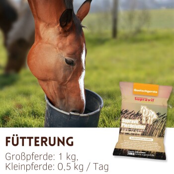 Pferd frisst aus einem Eimer neben einem 20-kg-Sack Supravit Pferdefutter mit Fütterungshinweisen in deutscher Sprache.