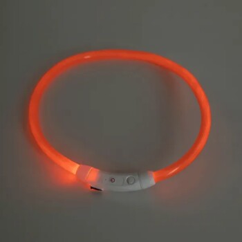 Helle orangefarbene LED-Haustierhalsband mit einem weißen Steuerknopf, entworfen für Sichtbarkeit während nächtlicher Spaziergänge.