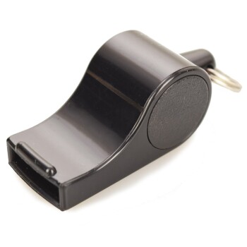 Schwarze Kunststoff-Hundetrainingspfeife mit Metall-Schlüsselring auf weißem Hintergrund.