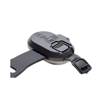 Nahaufnahme eines schwarzen Haustier-Tracker-Halsbands mit offenem USB-C-Ladeanschlussdeckel.