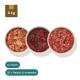 Tierfutterpakete zeigen drei rohe Fleischsorten, Schalen mit Hackfleisch und Fisch, mit dem Text "28x Fleisch & Innereien" und "4x Fisch."