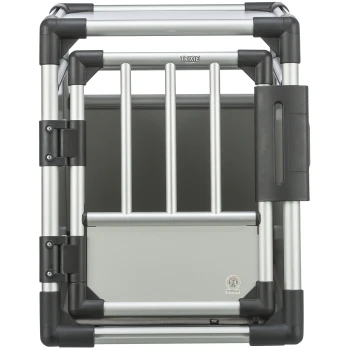 Caisse transport aluminium M-L Une cage pour animaux de compagnie en aluminium robuste avec des coins en plastique noir et un verrou sécurisé, présentant des barres verticales et un panneau arrière solide.