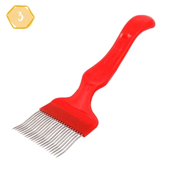 Roter Haustierpflegekamm mit Griff und Metallzähnen, entworfen zum Entwirren von Fell.