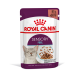 Pochette de nourriture pour chat Royal Canin Sensory Feel, 85g, avec une image de chat heureux, contenant des morceaux dans une sauce et mettant en avant la stimulation sensorielle.