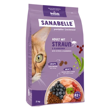 Katzenfutterbeutel mit dem Gesicht einer Katze, beschriftet "SANABELLE Adult mit Strauß & Blaubeeren," mit 82% Fleisch und Zutaten wie Strauß und Blaubeeren.