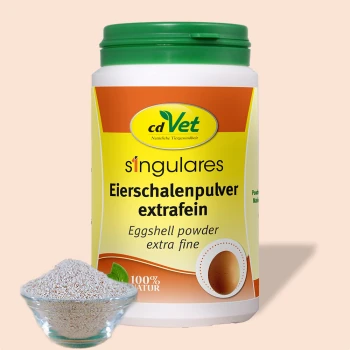 Behälter mit cdVet Eierschalenpulver, beschriftet mit "Eierschalenpulver extrafein" und einer kleinen Schüssel mit dem Pulver daneben, mit der Angabe "100% Natur."